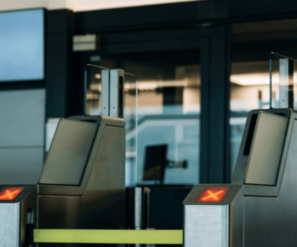 Edge Computing and Security for Access Control Applications: Getting the Best of the Two Worlds
